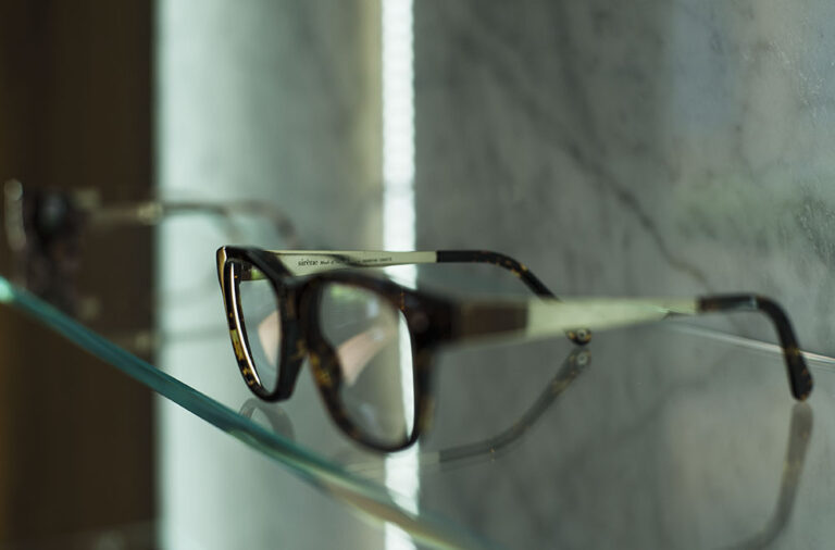 Szkła korekcyjne. Pocieniane, a może fotochromy? Co wybrać?