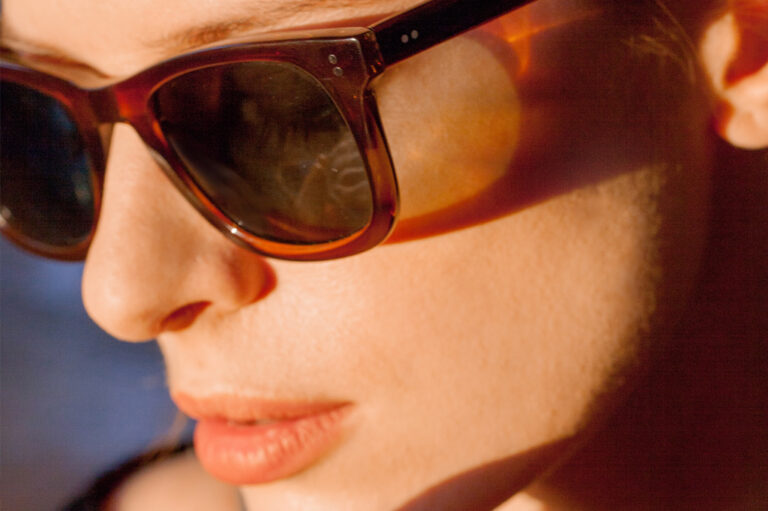 Czarne, brązowe czy zielone. Jakie szkła przeciwsłoneczne wybrać ?