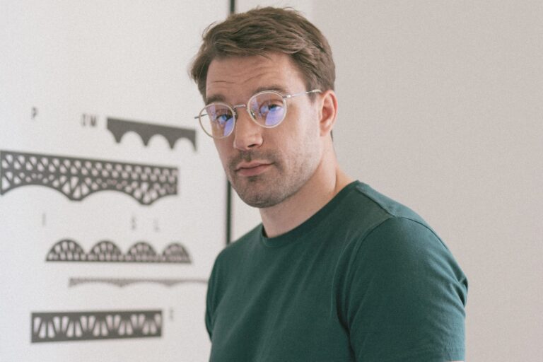 Mężczyzna w okularach progresywnych