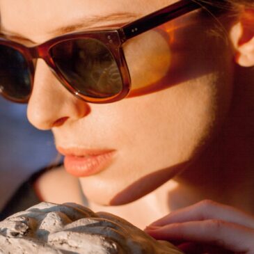 kobieta w okularach fotochromowych