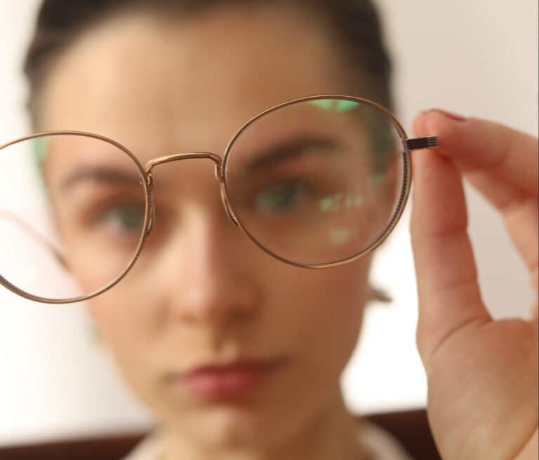 Co wpływa na grubość szkieł okularowych?