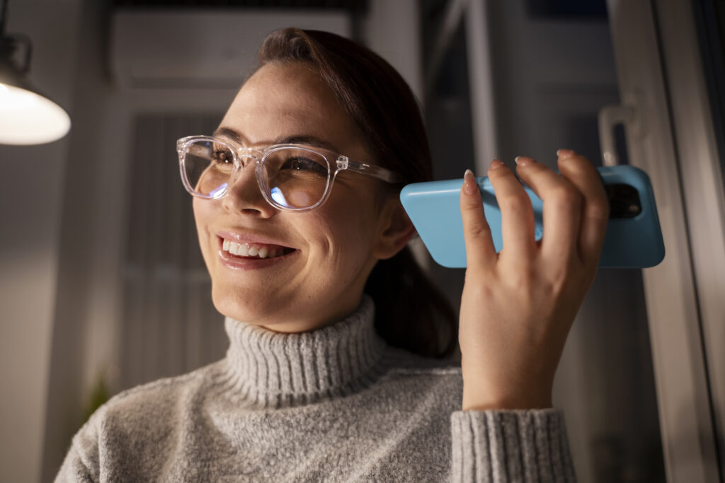 kobieta używająca ciągle telefonu